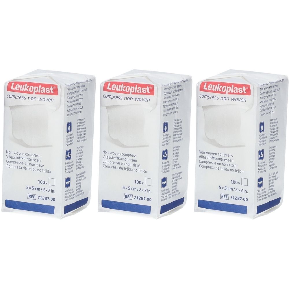 Trois emballages de compresses Leukoplast. Emballages blancs rectangulaires avec logo rouge. Inscription : compress non-woven, 5.5cm/2.2in.