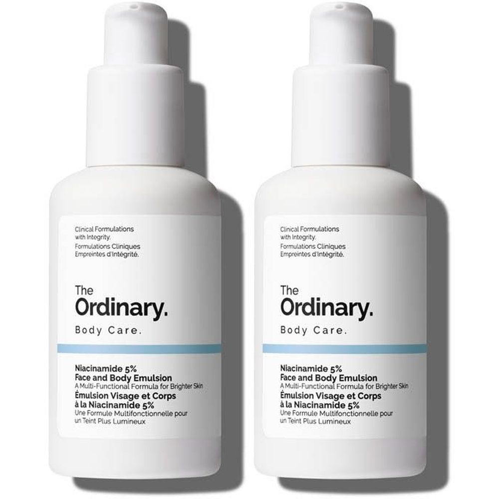 Twee witte flessen met pompsluiting. Opschrift: The Ordinary Body Care, Niacinamide 5% Face and Body Emulsion.