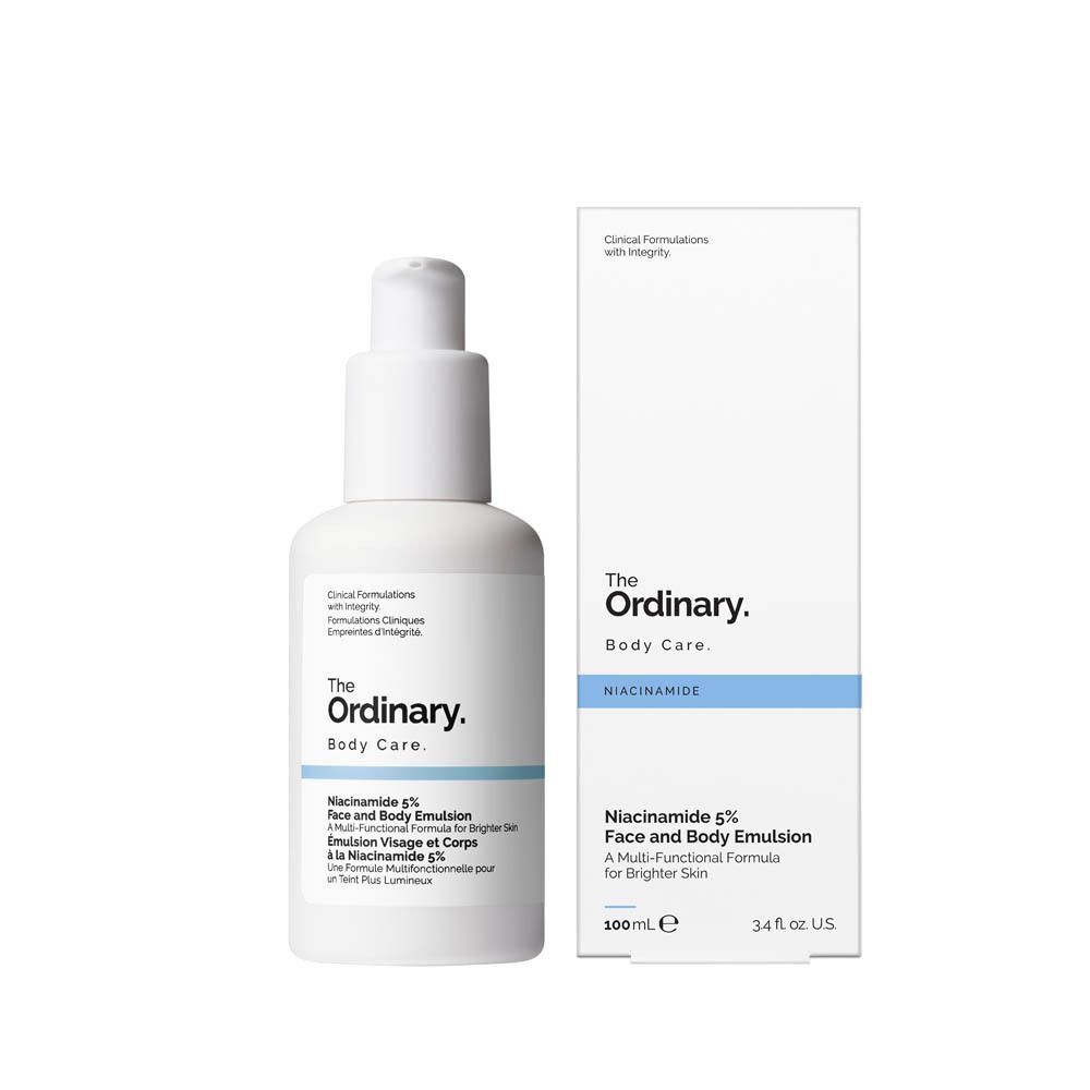 Flacon blanc et emballage The Ordinary Body Care. Inscription : Niacinamide 5% Face and Body Emulsion.