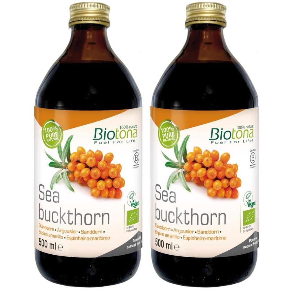 Twee flessen bruine vloeistof. Etiket met "Sea buckthorn" en "Biotona". Vegan-keurmerk en 500 ml.