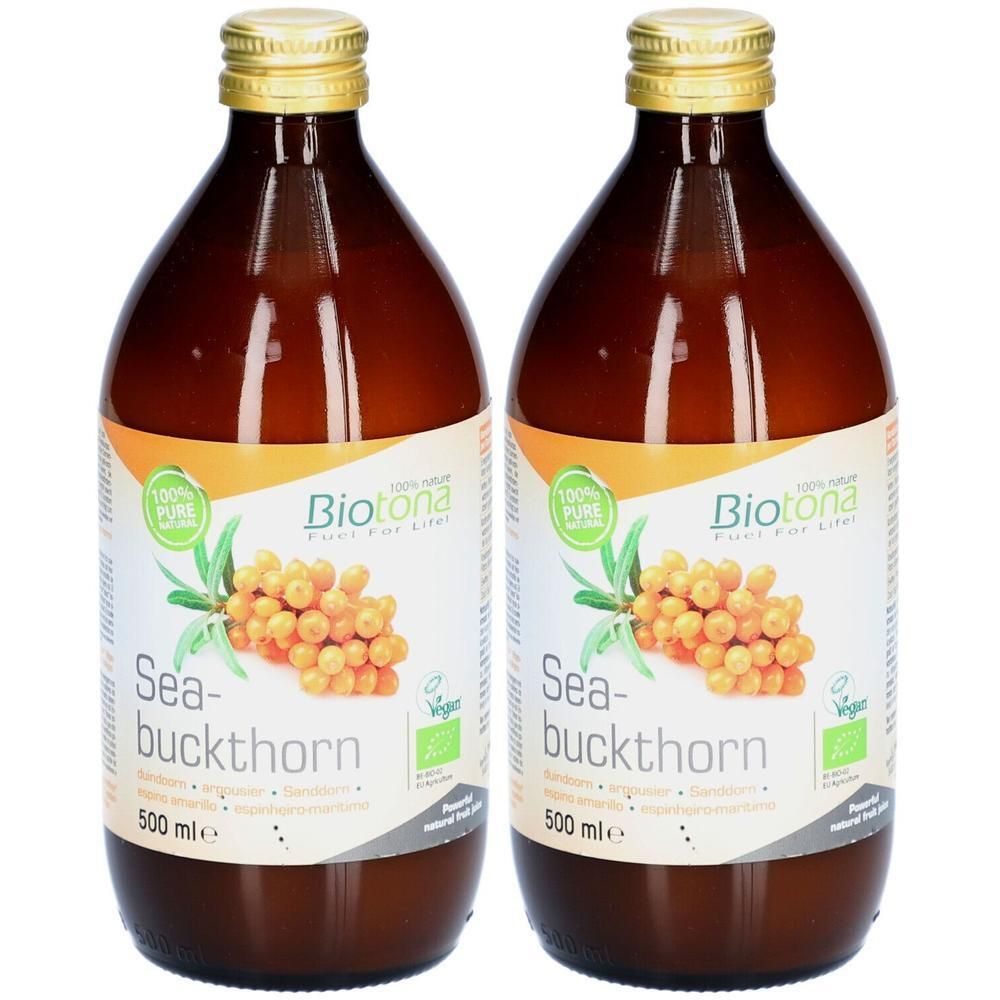 Twee flessen Biotona duindoornsap. Bruine glazen flessen met gouden doppen en etiketten. Opschrift: Sea buckthorn, 500 ml.