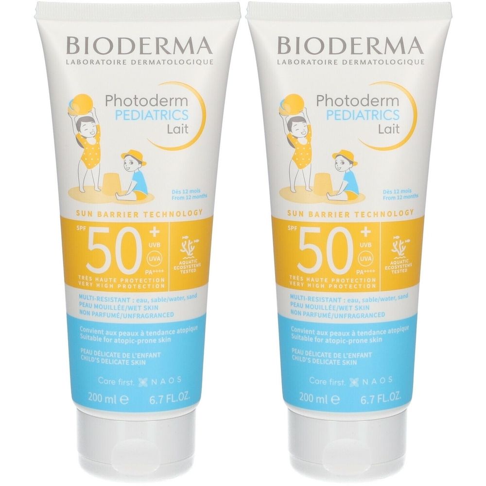Twee tubes Bioderma Photoderm Pediatrics Lait SPF50+. Witte tubes met gele en blauwe elementen. Opschriften: merk, productnaam, SPF50+.
