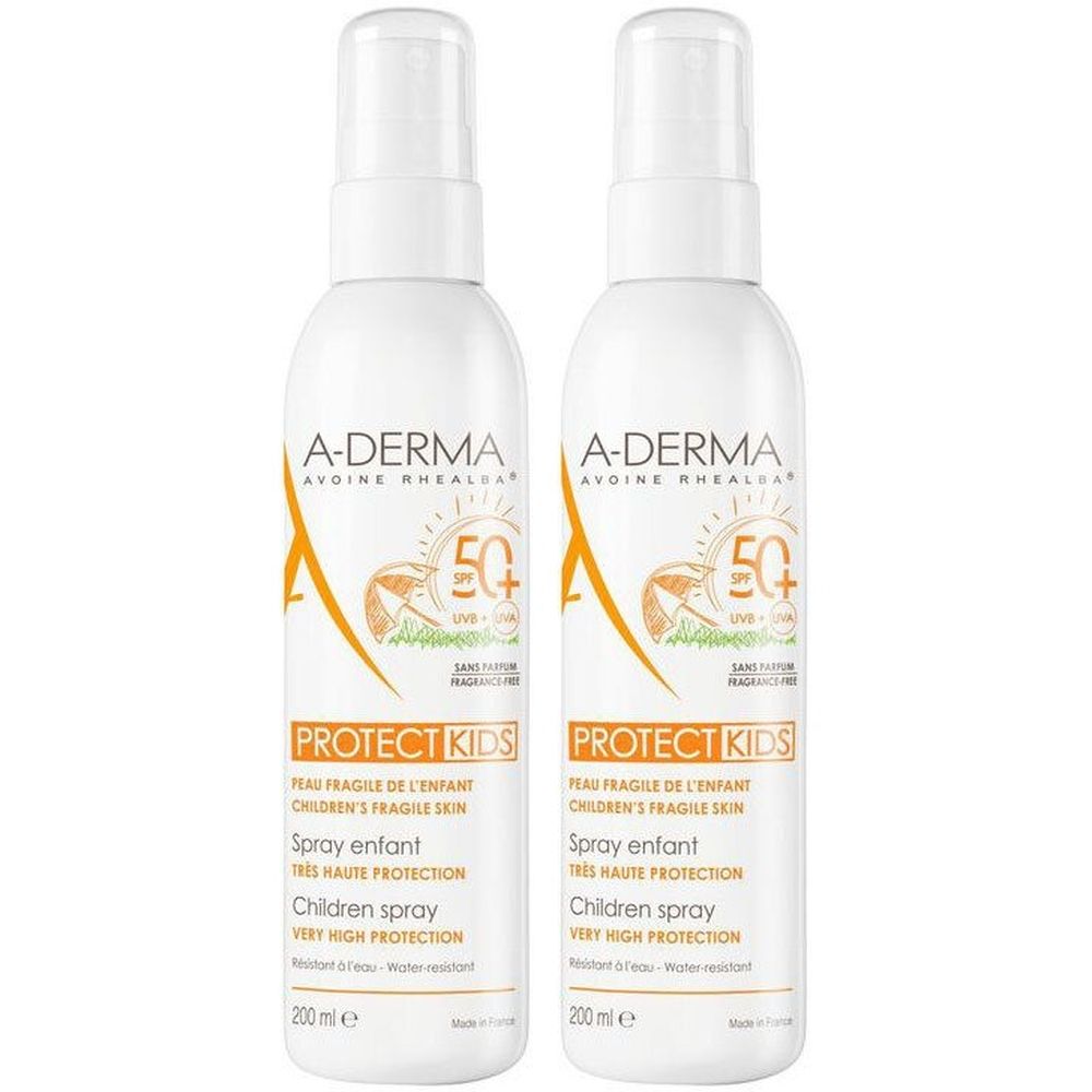Twee witte sprayflacons. Opschrift: A-DERMA, PROTECT KIDS, SPF 50+. Voor de gevoelige huid van kinderen. 200 ml.