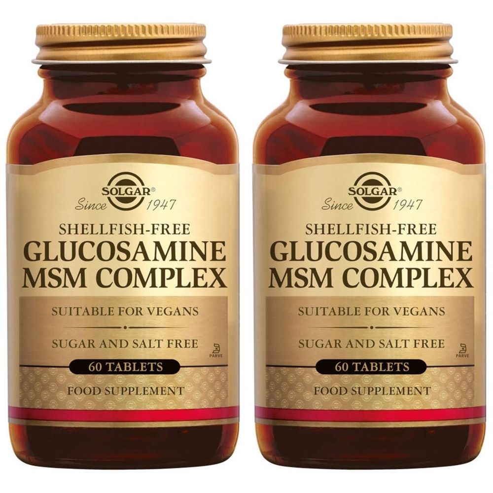 Twee bruine glazen flessen met gouden doppen. De etiketten tonen: Solgar, Glucosamine MSM Complex, 60 tabletten. Geschikt voor veganisten.