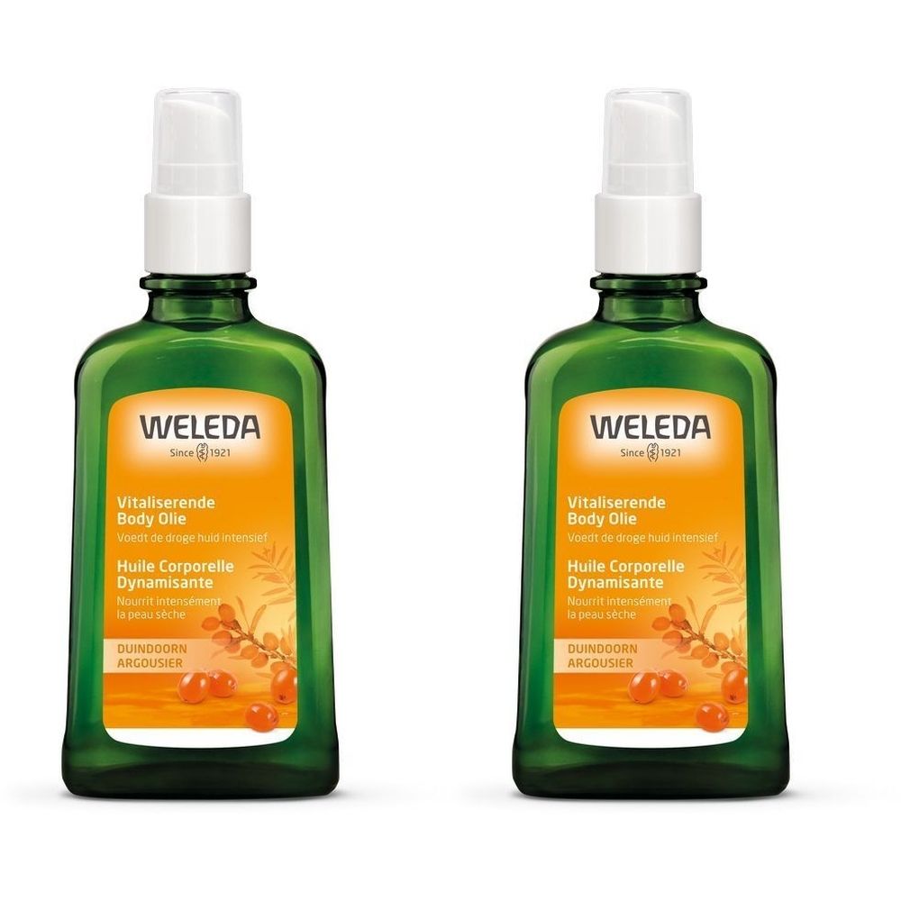 Twee groene flessen met verstuiver. Etiket met WELEDA, Vitaliserende Body Oil, Huile Corporelle Dynamisante en duindoorn.