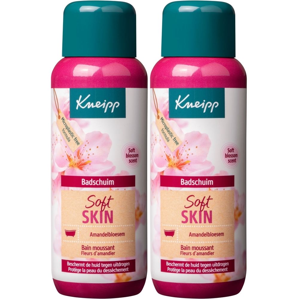 Twee flessen Kneipp badschuim. Roze flessen met groene doppen. Opschrift: Soft Skin, Amandelbloesem. Microplastic-vrije formule.