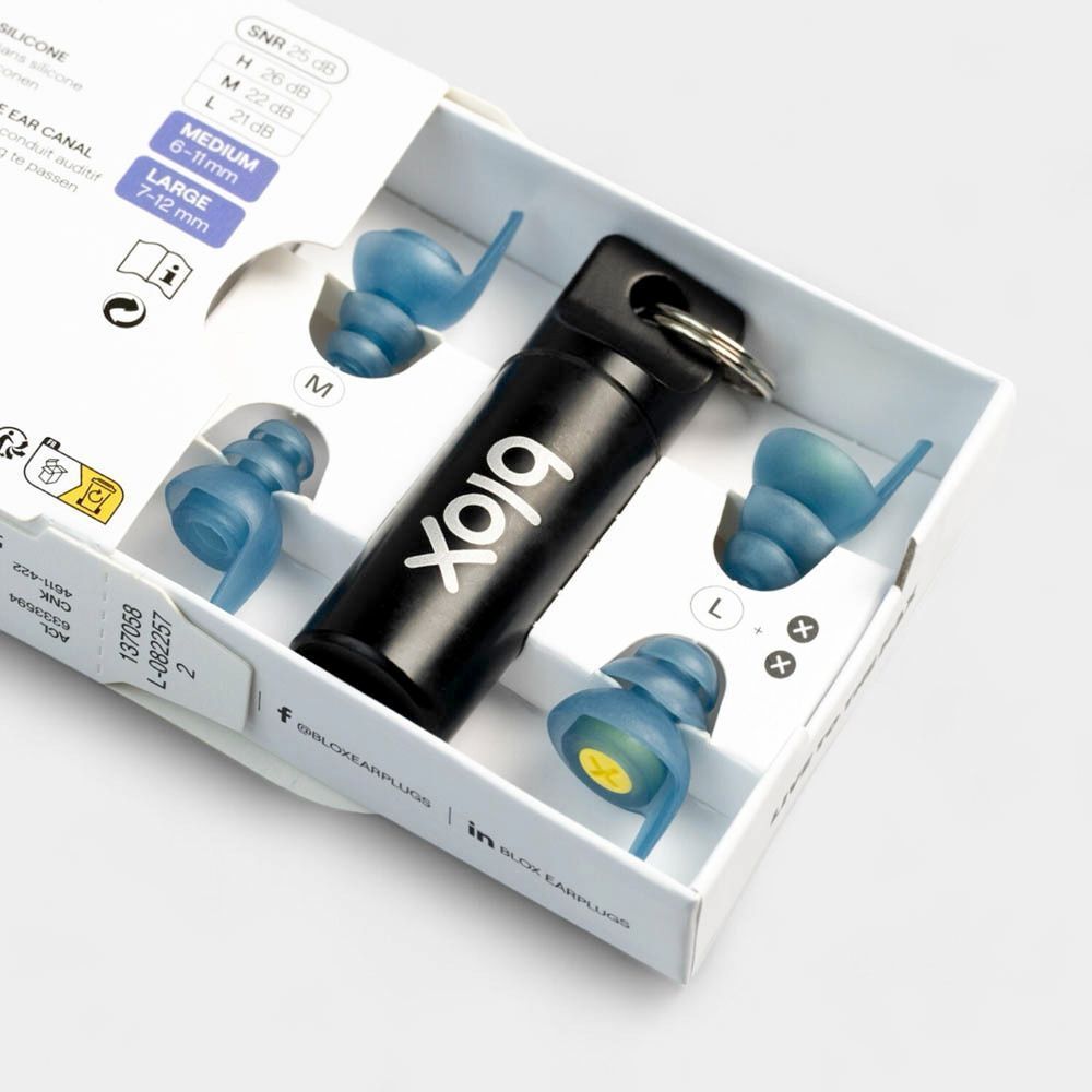 Oordopjes set in een doos. Bevat oordopjes, een zwarte koker met blox logo.