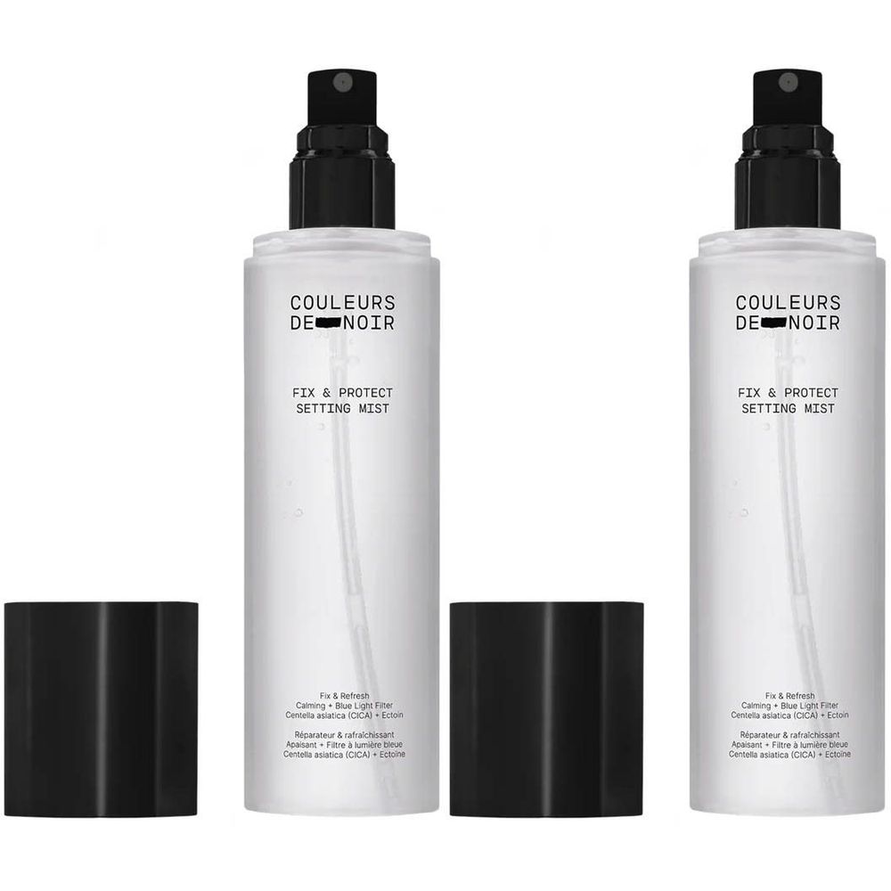 Twee spuitflessen met zwarte dop. Opschrift: Couleurs de Noir, Fix & Protect Setting Mist. Witte flessen met zwarte sproeikop.