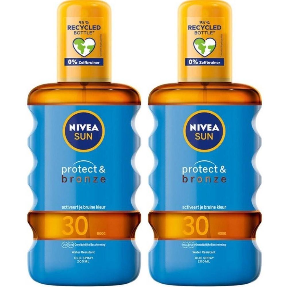 Twee blauwe flessen met bruine doppen. Opschrift: Nivea Sun Protect & Bronze, SPF30. 95% gerecyclede fles.