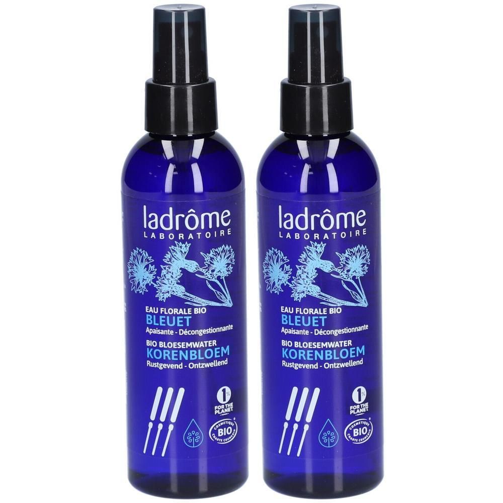 Twee blauwe spuitflessen met zwarte sproeikop. Opschrift: Ladrôme Laboratoire, Eau Florale Bio Bleuet, Bio Bloesemwater Korenbloem.