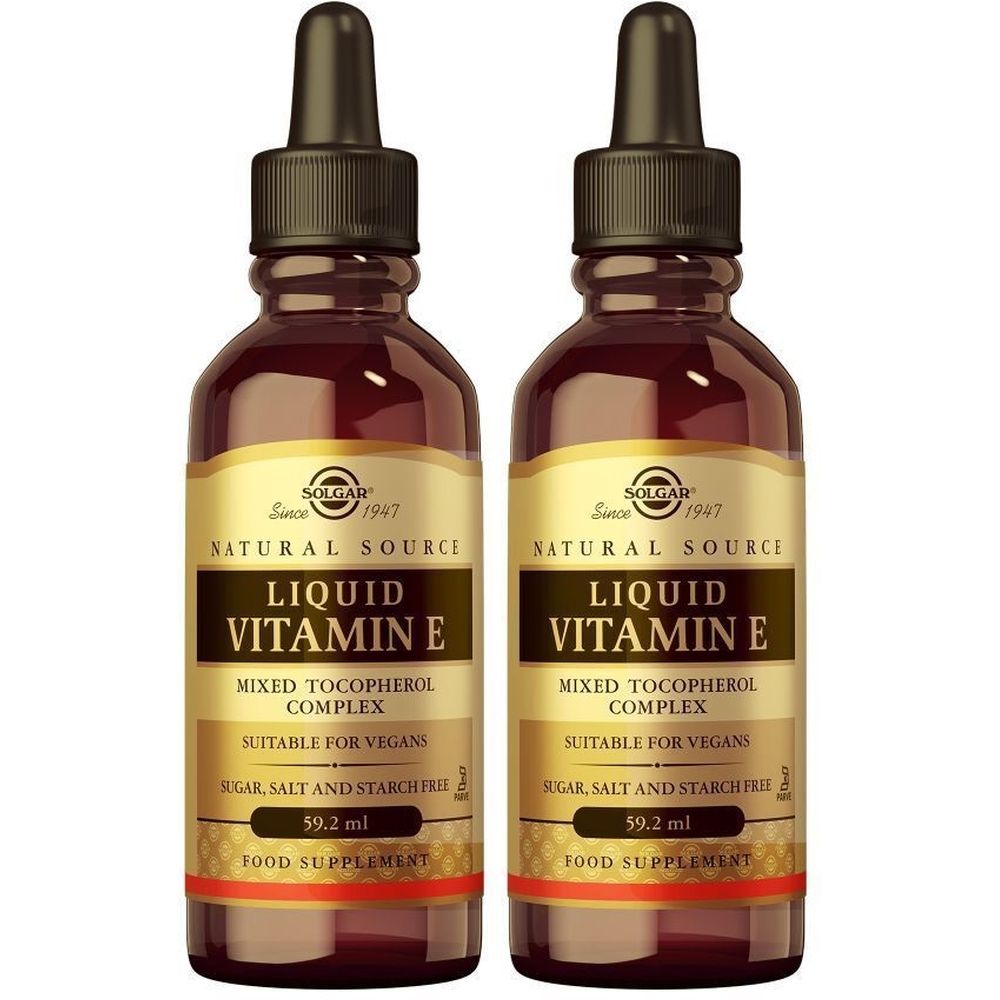 Deux flacons de Solgar Liquid Vitamin E. Flacons en verre brun avec compte-gouttes noirs. Inscription : Liquid Vitamin E, convient aux végétaliens.