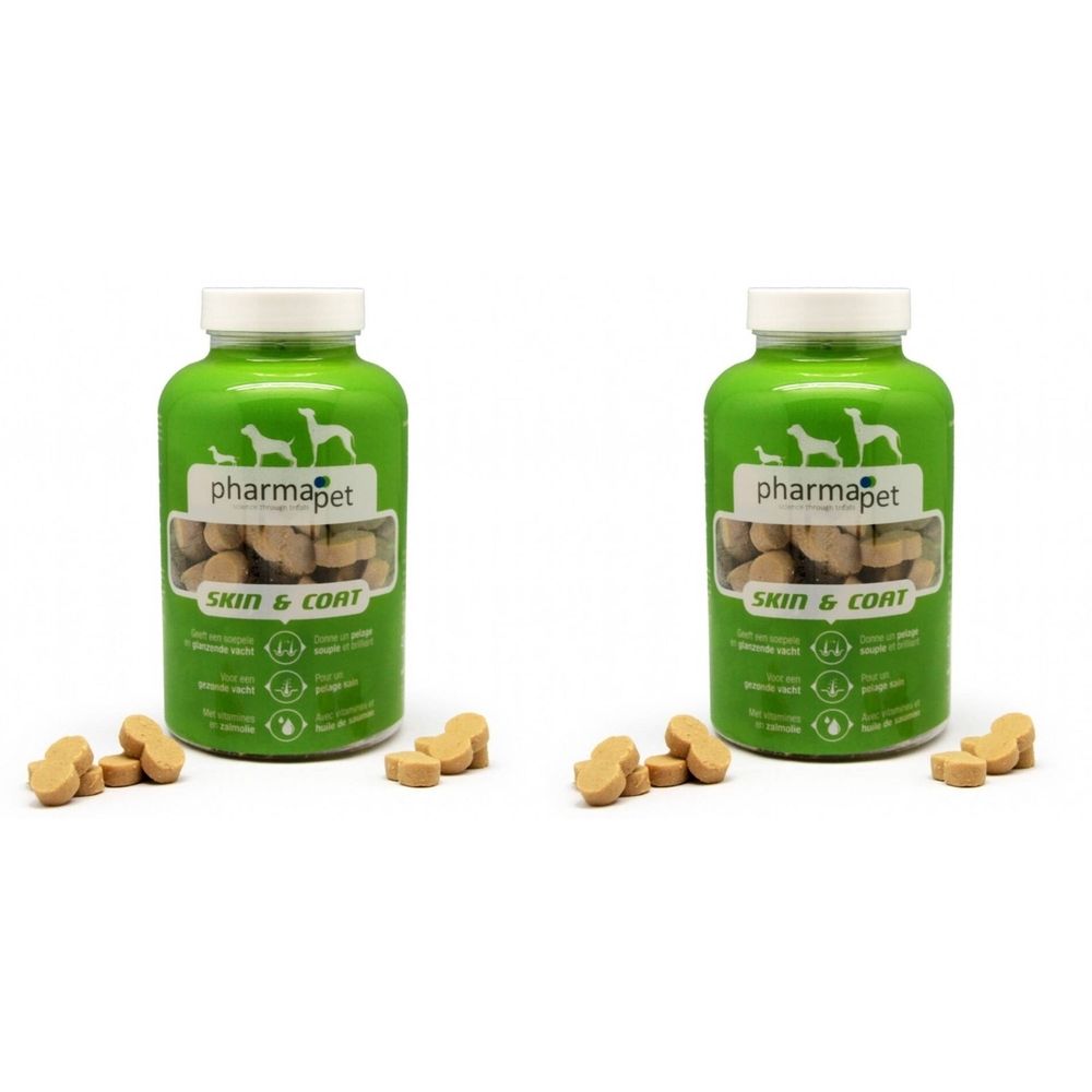 Twee groene flessen met witte deksels. Opschrift: Pharma Pet Skin & Coat. Er liggen hondensnacks naast.