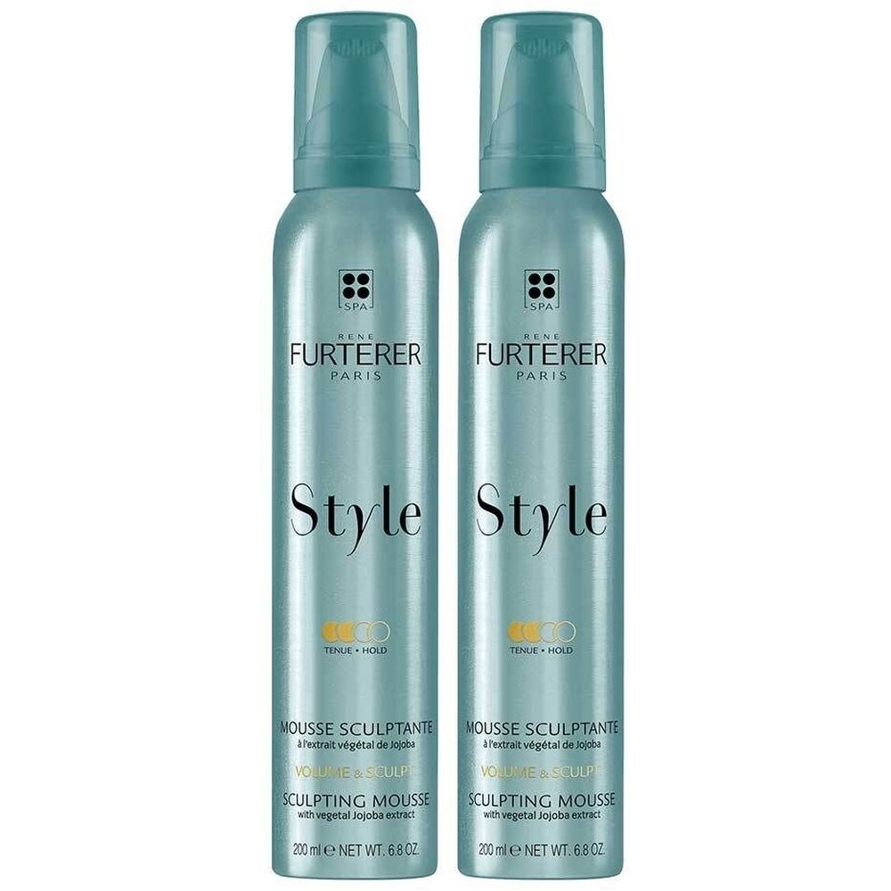 Deux flacons de René Furterer Style Mousse Sculptante. Flacons bleu clair avec vaporisateur. Inscription: Style, Mousse Sculptante.