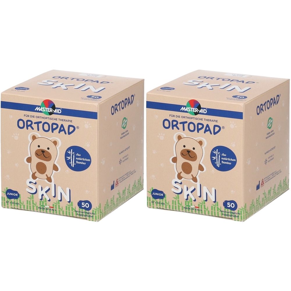 Twee dozen Ortopad Skin Junior. Opschrift: Ortopad, Skin, 50. Illustratie van een beer en bamboe. Verpakking met groen gras.