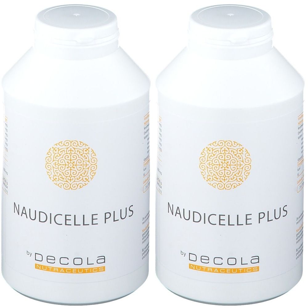 Twee witte flessen met etiketten. Opschrift: Naudicelle Plus, by Decola Nutraceutics. Goudkleurig patroon.