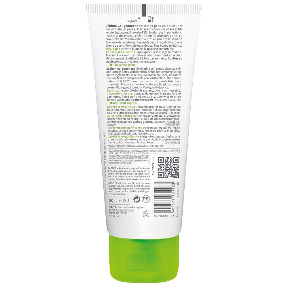 Achterkant van een tube Bioderma Sébium Gel gommant. Tekst en QR-code op witte achtergrond. Groene dop.