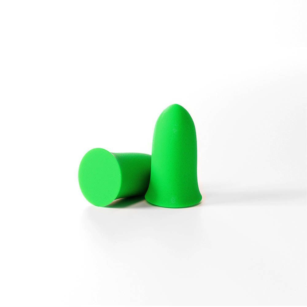 Deux bouchons d'oreille verts. L'un est couché, l'autre est debout. Les deux ont une forme arrondie.