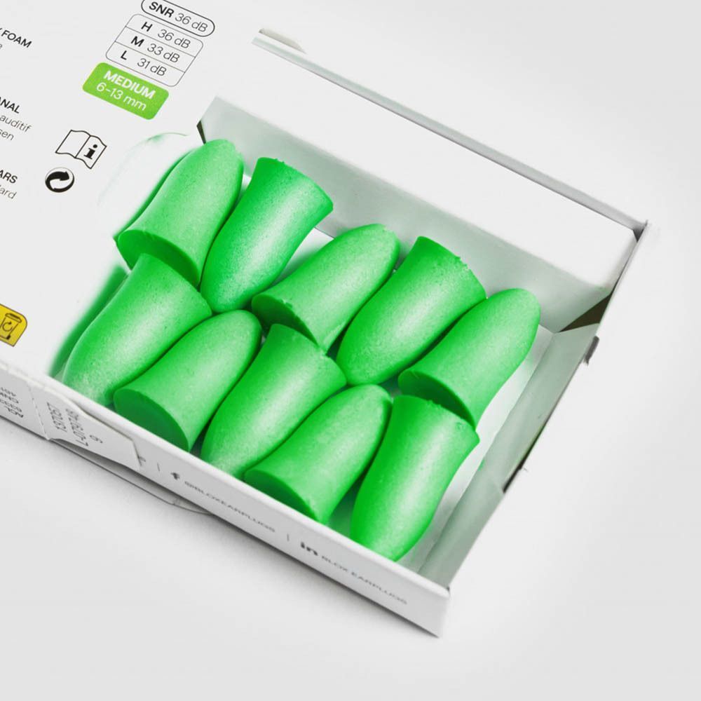 Boîte ouverte avec bouchons d'oreille verts. Dix pièces visibles. Sur la boîte, "MEDIUM 6-13 mm".