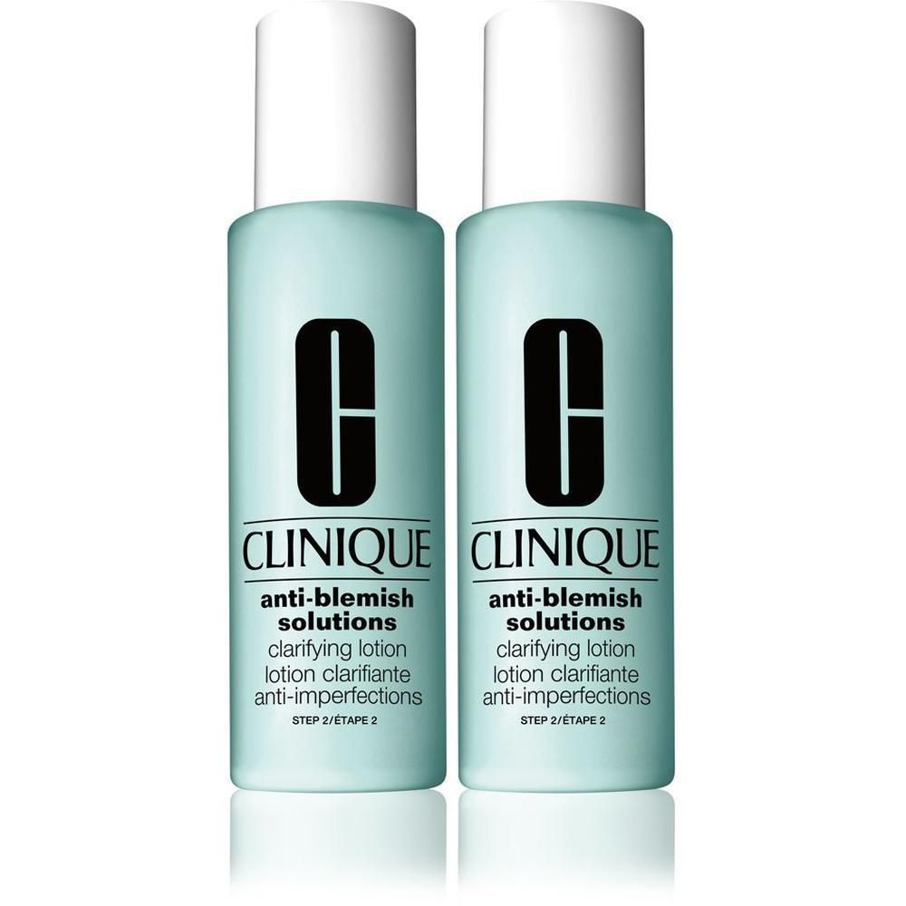 Twee flessen turquoise lotion met witte doppen. Opschrift: CLINIQUE Anti-Blemish Solutions Clarifying Lotion.