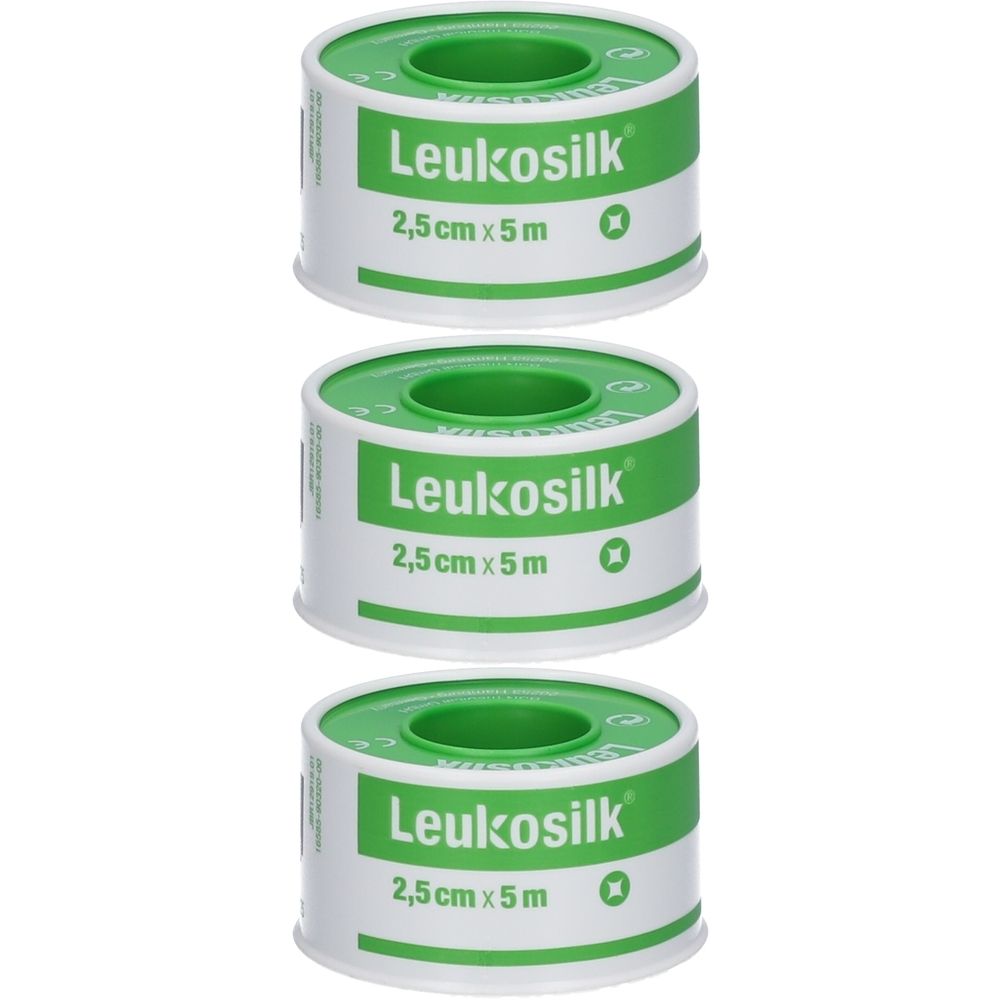 Drie rollen pleister. Witte tape met groene deksel. Opschrift: Leukosilk, 2,5 cm x 5 m.