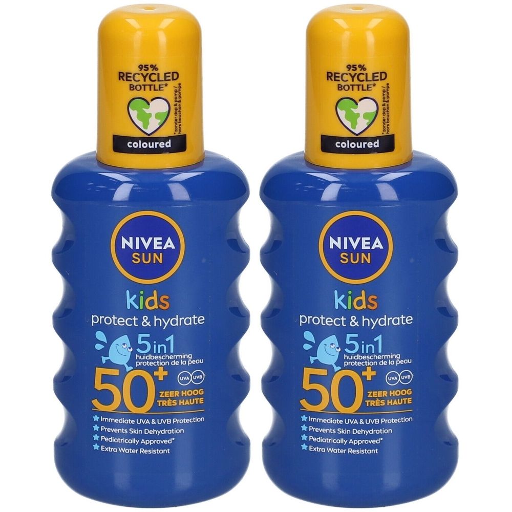 Twee blauwe spuitflessen met gele doppen. Opschrift: NIVEA SUN Kids, SPF 50+, 5 in 1. 95% gerecyclede fles.