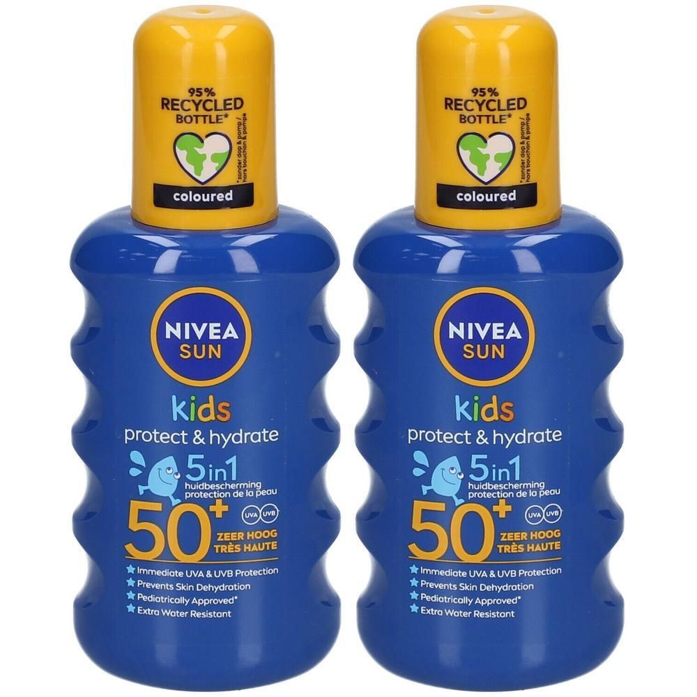 Twee blauwe flessen NIVEA Sun Kids Spray Hydratant SPF50+. Gele dop met tekst. 95% gerecyclede fles. SPF50+.