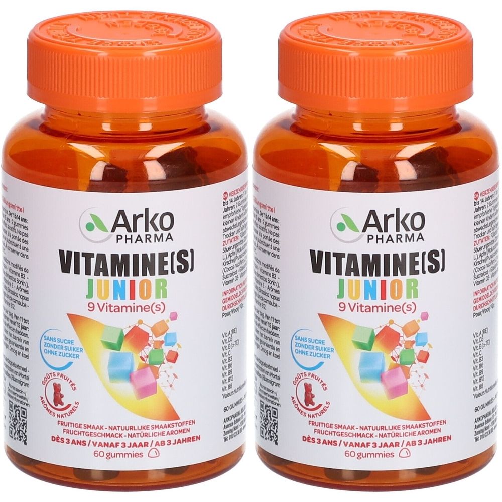 Twee flessen met oranje doppen. Op het etiket staat "VITAMINE(S) JUNIOR 9 Vitamine(s)".