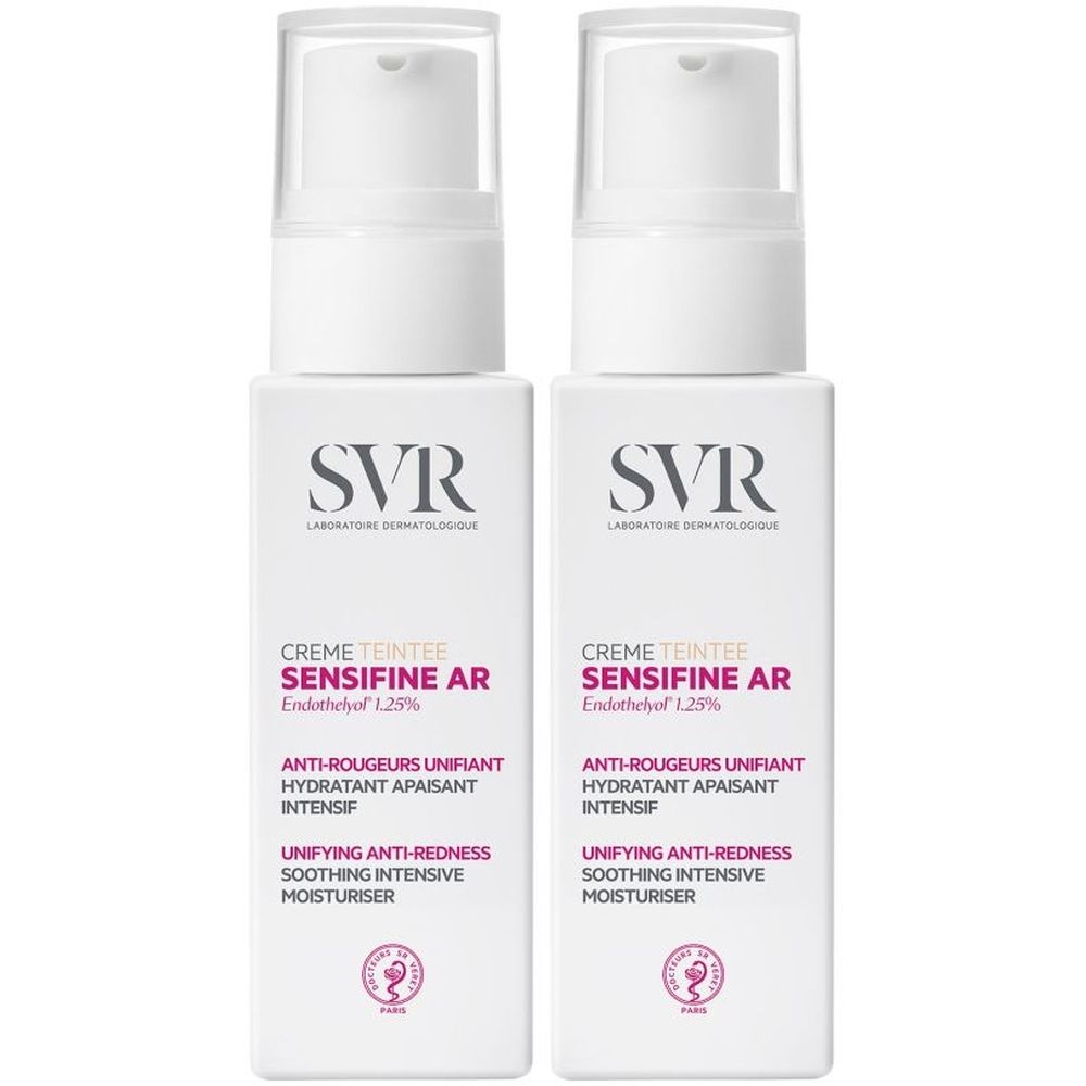 Twee witte flacons SVR Sensifine AR Crème Teinté met pompdop. Opschrift: Crème Teintée, Sensifine AR, Anti-Rougeurs Unifiant, Hydratant Apaisant Intensif.