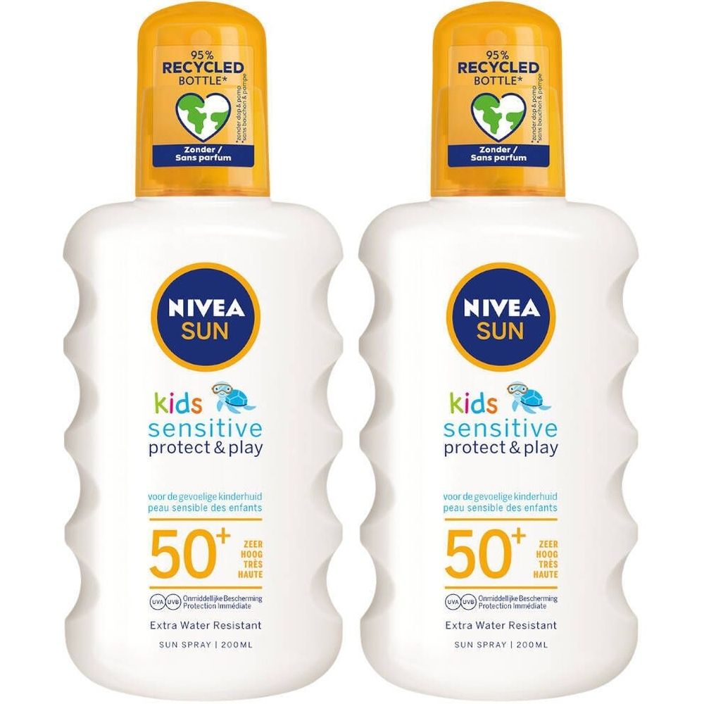 Twee witte flessen Nivea Sun Kids Sensitive Protect & Play SPF50+ zonnebrandspray. Gele dop, blauwe tekst, 95% gerecyclede fles.