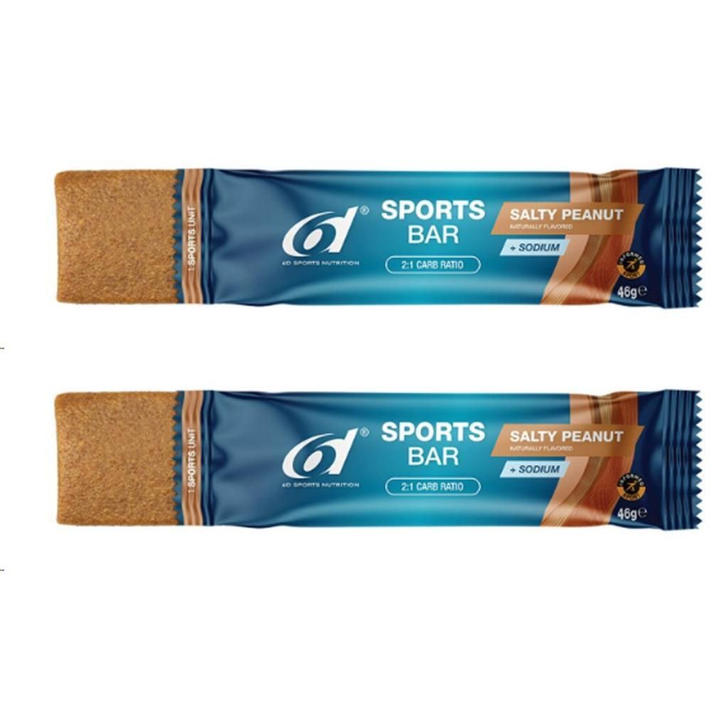 Deux barres de sport emballées en bleu. Inscription : SPORTS BAR, SALTY PEANUT, Sodium. Ratio 2:1 glucides. 46g.