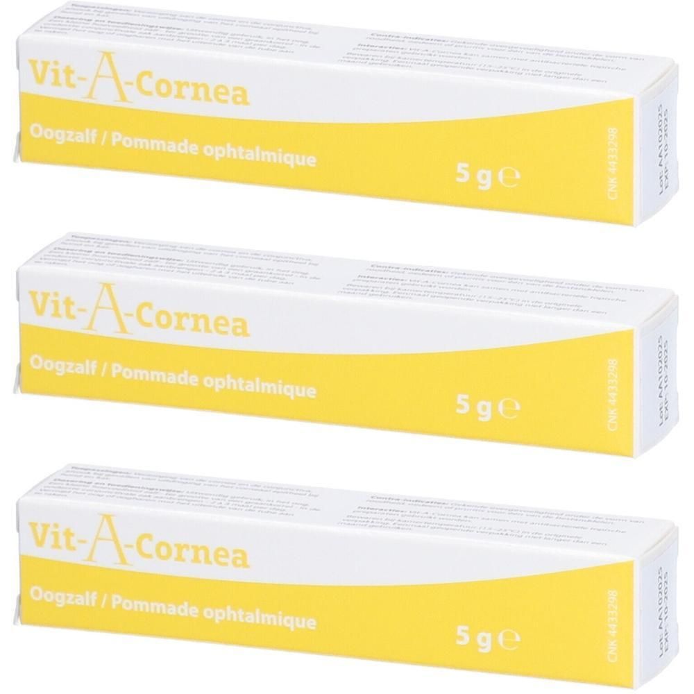 Drie tubes Vit-A-Cornea oogzalf. Witte dozen met gele streep en tekst. Opschrift: 5 g.