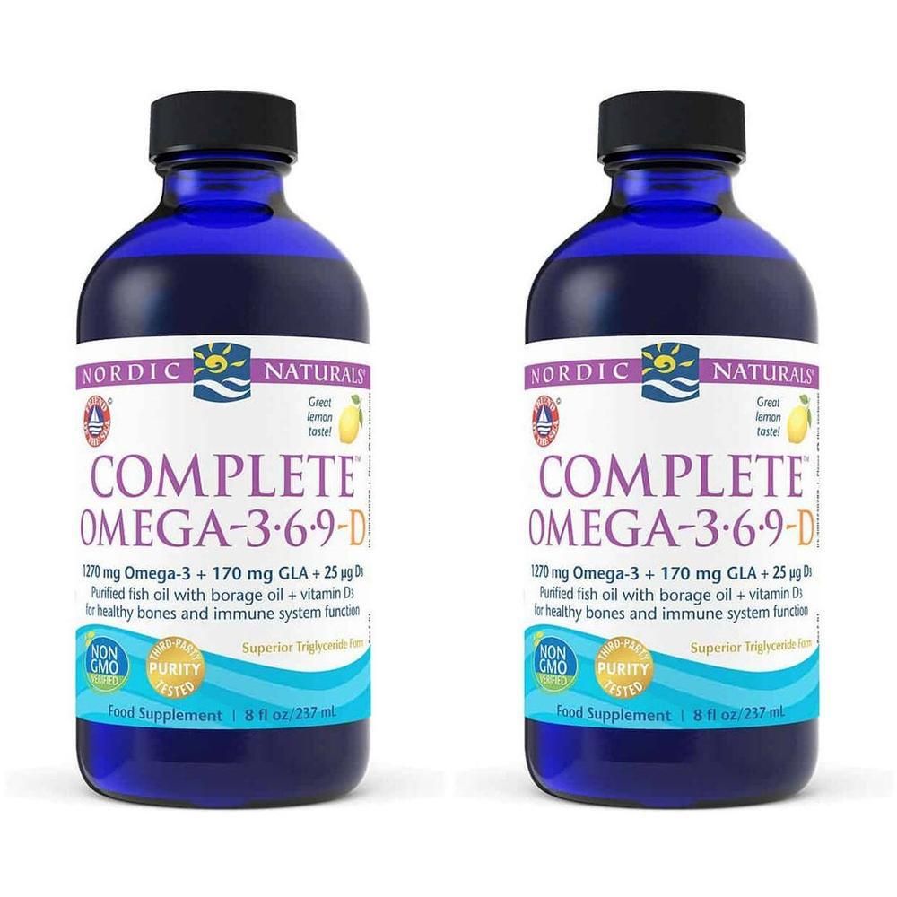 Twee blauwe flessen met zwarte dop. Opschrift: COMPLETE OMEGA-3-6-9-D. Bevat Omega-3, GLA en vitamine D. Voedingssupplement.
