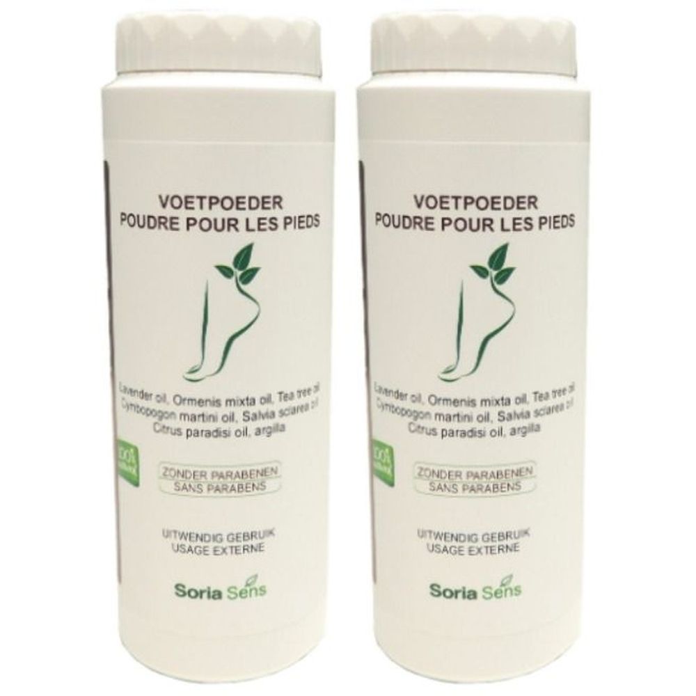 Deux flacons blancs de poudre pour les pieds. Inscription : VOETPOEDER POUDRE POUR LES PIEDS. Logo : pied avec feuilles. Marque : Soria Sens.