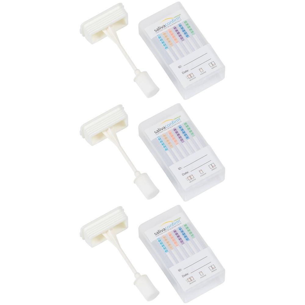 Drie testkits. Elke kit bevat een speekselverzamelaar en een teststripcontainer. "SalivaConfirm" is zichtbaar op de containers.