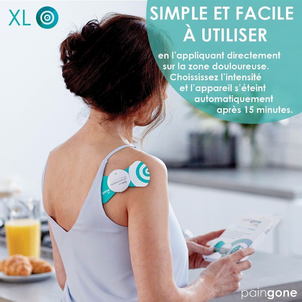 Femme de dos, Paingone XL sur le dos. Texte: "Simple et facile à utiliser". Tient une brochure. Cuisine en arrière-plan.