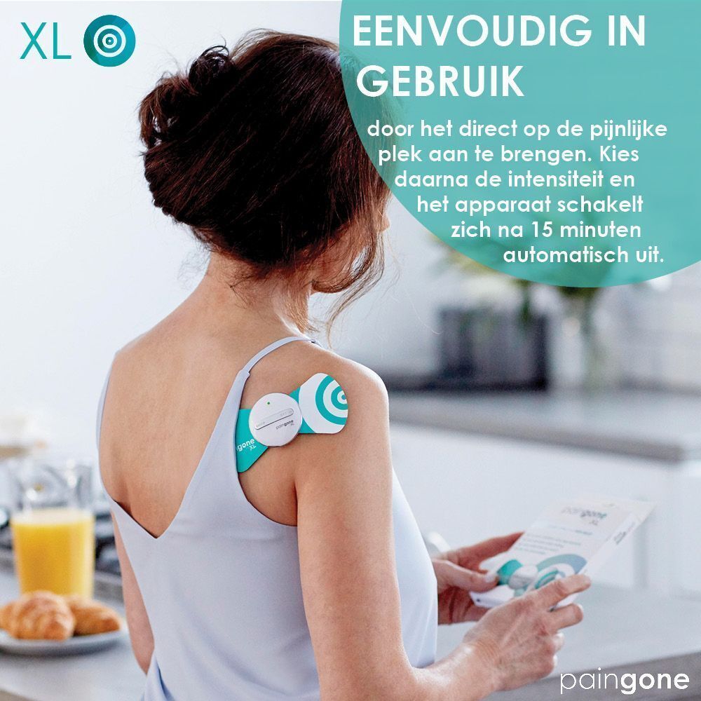 Vrouw van achteren, Paingone XL op de rug. Tekst: "Eenvoudig in gebruik". Houdt een brochure vast. Keuken op de achtergrond.