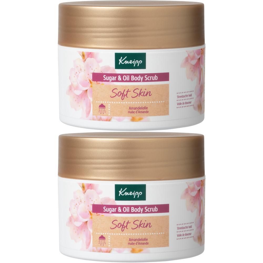 Deux pots Kneipp Sugar & Oil Body Scrub, Soft Skin. Récipients blancs avec couvercles dorés. Étiquette avec informations.