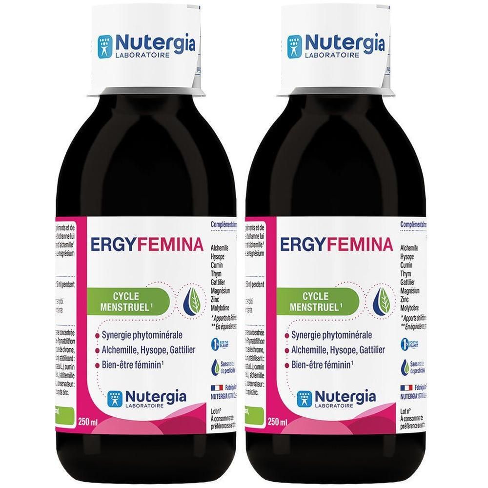 Twee flessen Ergyfemina. Zwarte vloeistof in glazen flessen met witte dop. Etiket met productnaam, ingrediënten en merk Nutergia.