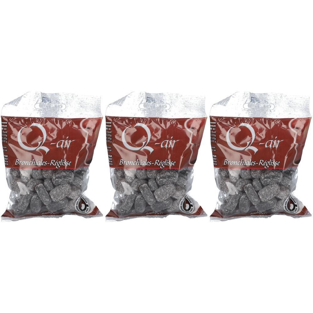 Drie zakjes Q-air Bronchiales-Réglisse pastilles. Transparante verpakking met rood logo en productnaam.