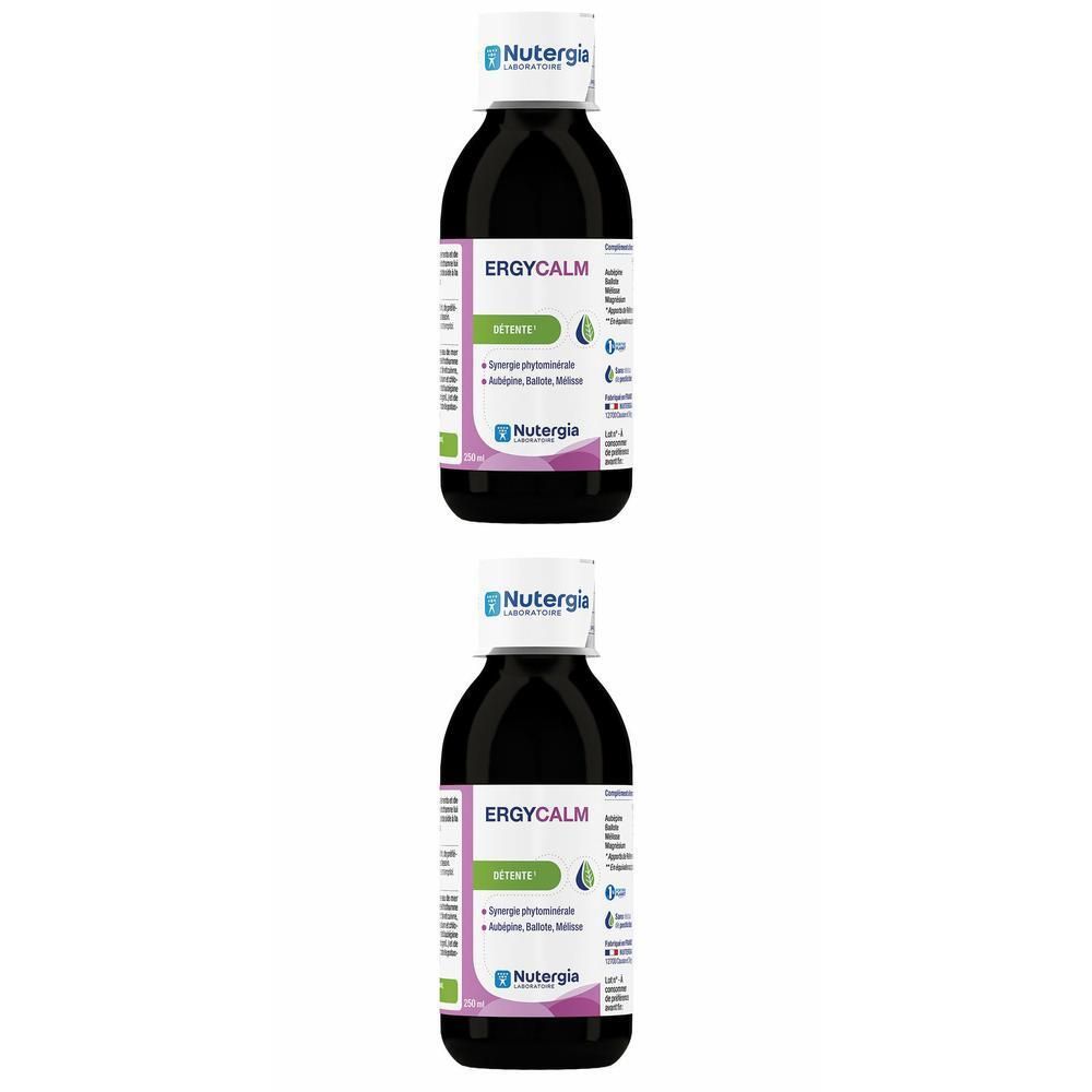 Twee flessen met zwarte vloeistof. Opschrift Ergycalm, Nutergia. Witte dop met blauw logo. Paarse en groene etiketten.