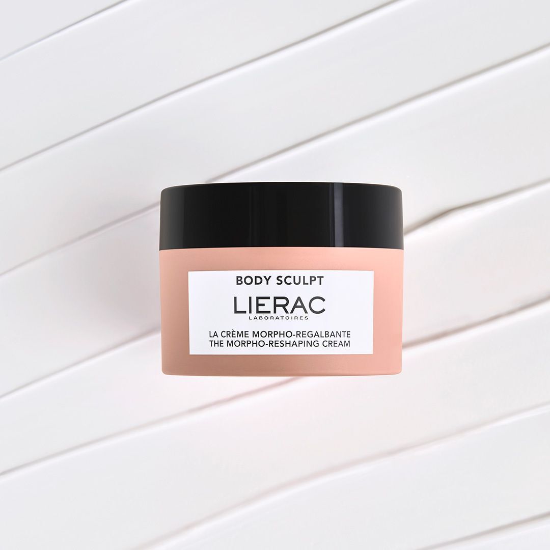 Roze pot met zwart deksel. Opschrift: BODY SCULPT, LIERAC, LA CRÈME MORPHO-REGALBANTE, THE MORPHO-RESHAPING CREAM.
