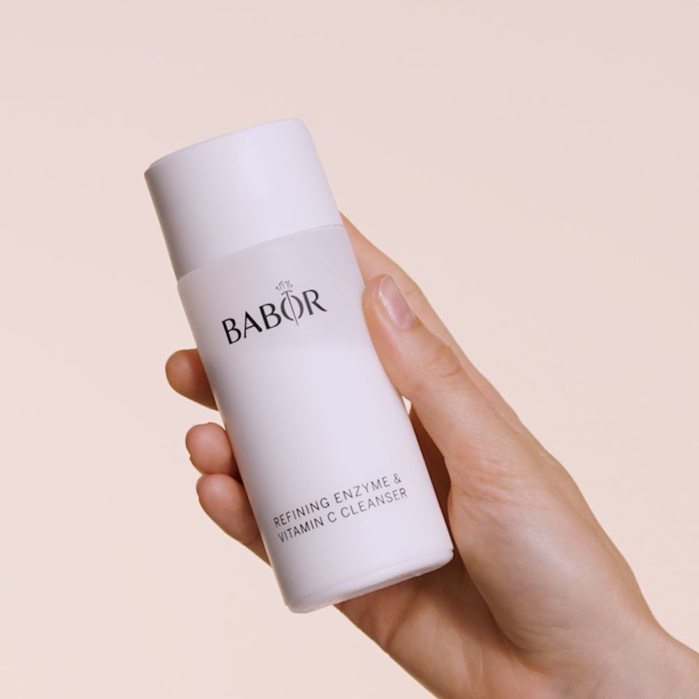 Fles BABOR Refining Enzyme & Vitamin C Cleanser met sinaasappel en zaden.