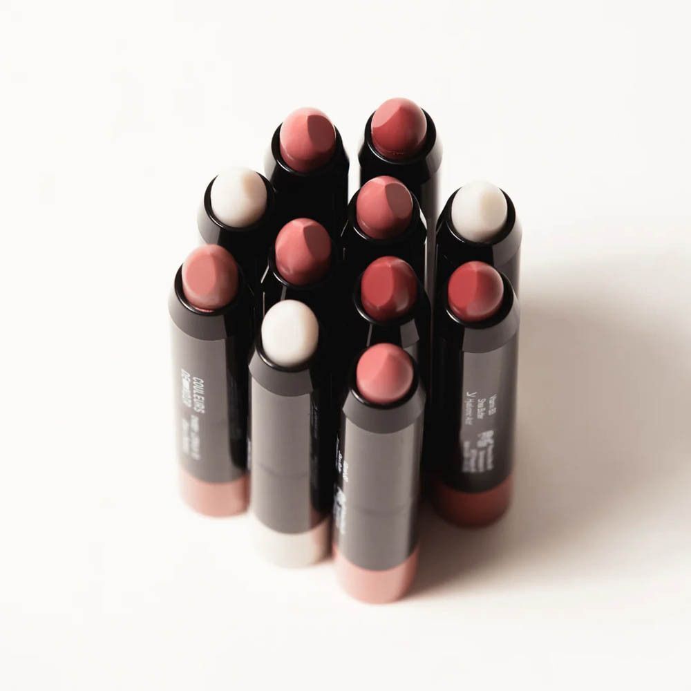 Plusieurs Couleurs de Noir Chubby Lipbalm, disposés en groupe. Étuis noirs, différentes couleurs de rouge à lèvres.