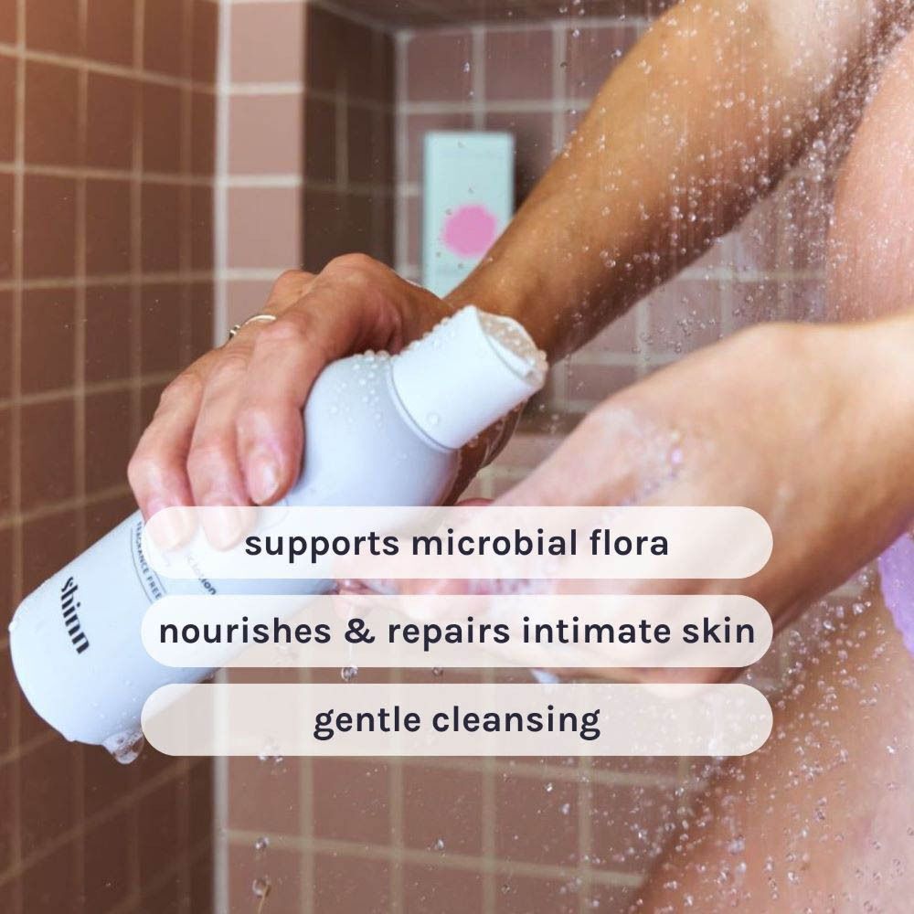 Persoon houdt een fles onder de douche. Tekst: "supports microbial flora", "nourishes & repairs intimate skin", "gentle cleansing". 