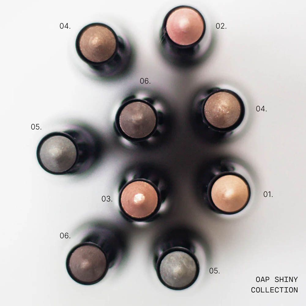 Bovenaanzicht van meerdere Couleurs de Noir Stylo OAP Shiny Collection oogschaduwsticks. Kleuren en nummers.