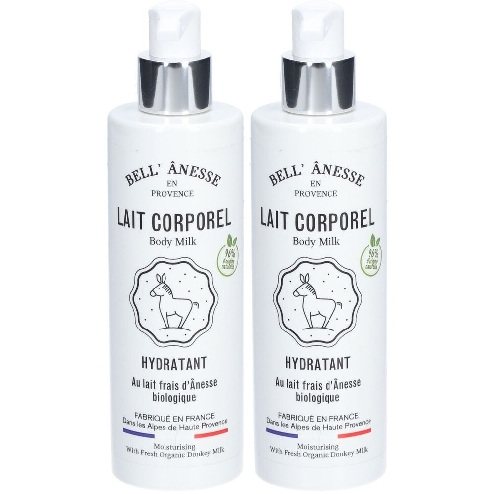 Twee witte flessen met zilveren pompkopjes. Op elke fles staat "Bell'Ânesse" en "Lait Corporel".