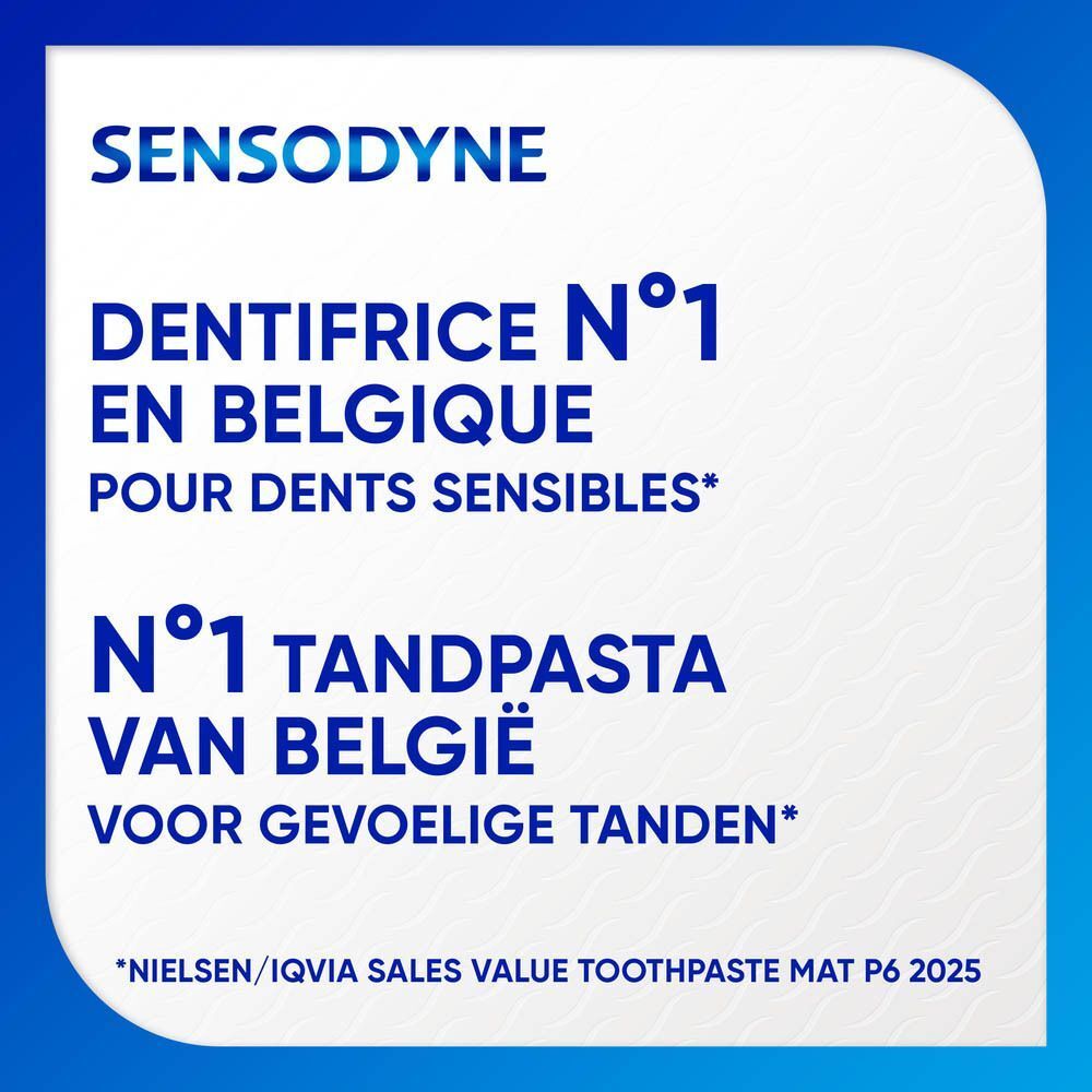 Blauwe achtergrond met tekst: Sensodyne. Dentifrice N°1 en Belgique pour dents sensibles. N°1 tandpasta van België voor gevoelige tanden.