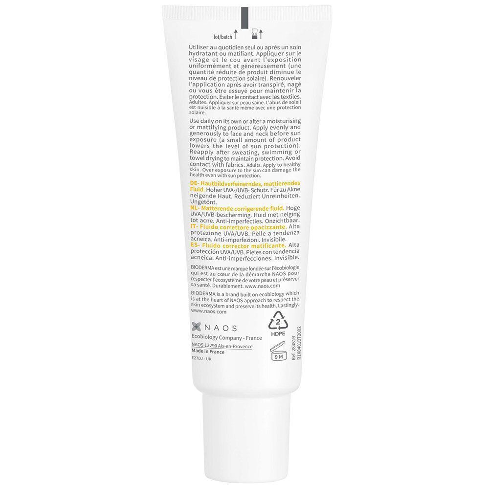 Achterkant van een tube BIODERMA Photoderm AKN Mat SPF30. Witte achtergrond met meertalige tekst. Bevat informatie over gebruik.