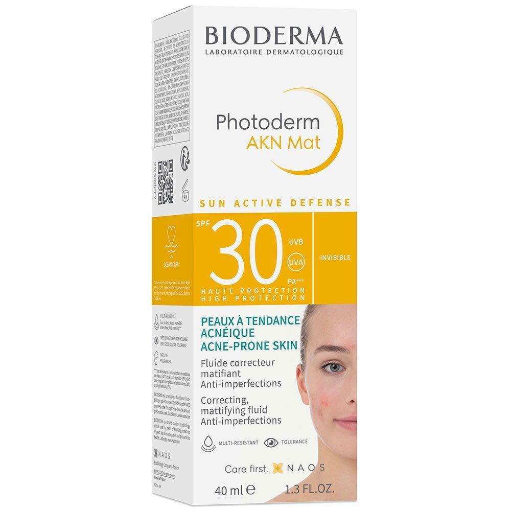 BIODERMA Photoderm AKN Mat SPF30 in verpakking. Witte verpakking met gele accenten. Toont het product en een gezicht.
