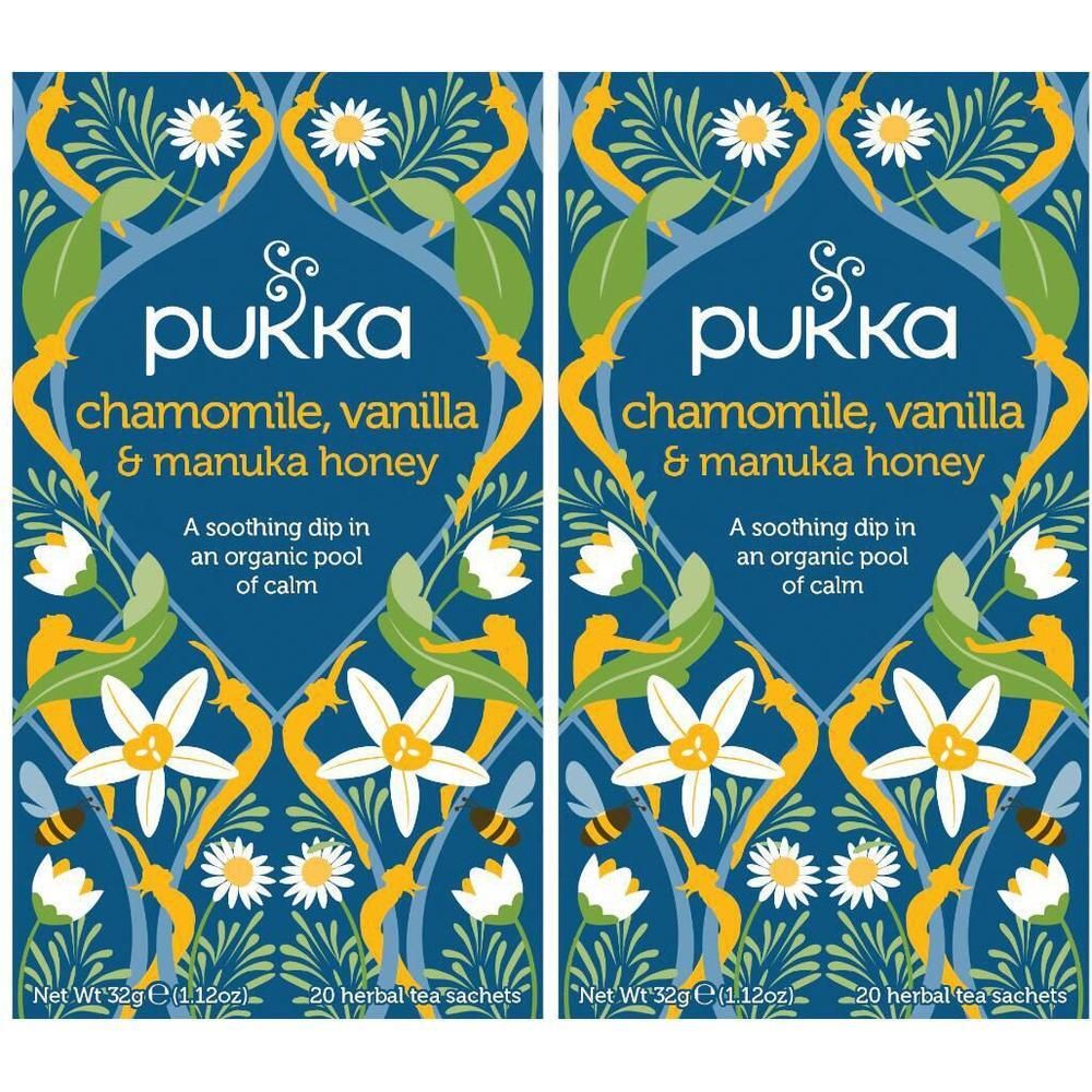 Twee identieke verpakkingen theezakjes. Opschrift: Pukka, kamille, vanille & manuka honing. Blauwe verpakking met bloemmotieven en tekst.